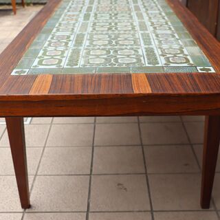 HASLEV(ハスレヴ)社より北欧デンマーク王室御用達のロイヤル・コペンハーゲン、TENERA（テネラ）シリーズのタイルを使用した、ローズウッド コーヒーテーブルです♪稀少ヴィンテージ