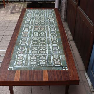 HASLEV(ハスレヴ)社より北欧デンマーク王室御用達のロイヤル・コペンハーゲン、TENERA（テネラ）シリーズのタイルを使用した、ローズウッド コーヒーテーブルです♪稀少ヴィンテージ