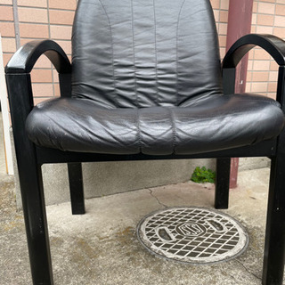 黒い椅子です。