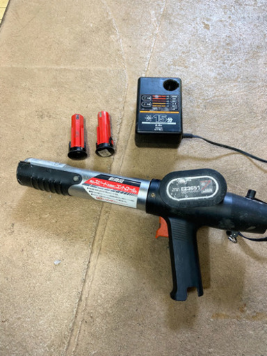 中古品 EZ-3651 充電 コーキングガン プロ用 充電器 バッテリー2個付き