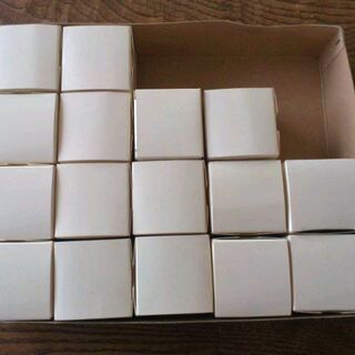 白の箱１６個