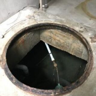 コンクリート受水槽の洗浄作業