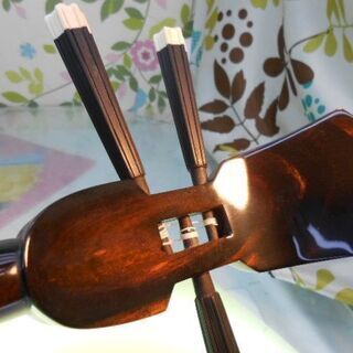 緊急特価　現品販売  470,000円　銘苅春政作棹　沖縄三線　黒檀蛇皮本張り　「まかび型」希少品