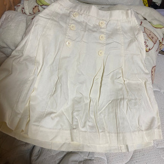 新品に近い白いプリーツスカート