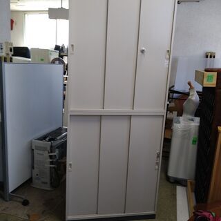 【自社配送は札幌市内限定】オフィス用家具 ロッカー 鍵付き 上下分割 3枚引違い書庫/書棚/保管庫