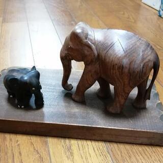 象の木彫り2体、台付き
