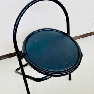 黒の折り畳みパイプ椅子
