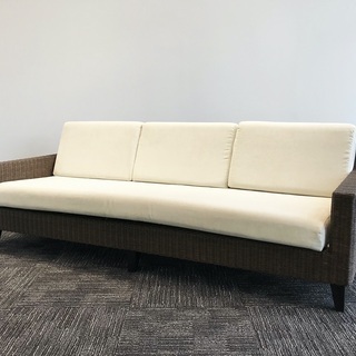 a・flat家具 のリビングセットです！(3人掛け×1 + 1人掛け×3 + オットマン×1 + テーブル×1) 