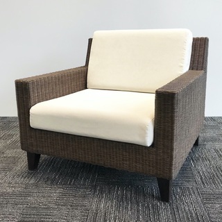 a・flat家具 のリビングセットです！(3人掛け×1 + 1人掛け×3 + オットマン×1 + テーブル×1) 