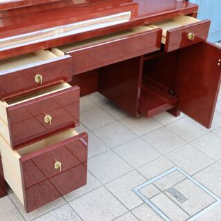 フランスPIERRE BALMAN(ピエール・バルマン)のドレッサーです☆大きな鏡とシンプルでありながら高級感が漂うデザインでお部屋を優雅な空間に！コンセント付きで機能性も◎