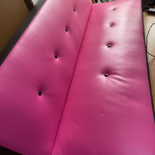 【譲り先決定】ド派手ピンクのソファーベッド