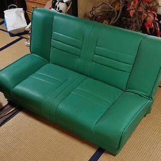 中型のソファー 緑色 未使用に近い品