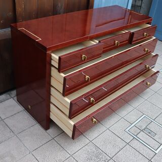 フランスPIERRE BALMAN(ピエール・バルマン)の４段６杯チェストです♪シンプルでありながら高級感が漂うデザインでお部屋を優雅な空間にしてくれるタンスは寝室やくつろぎの空間にもおすすめです☆