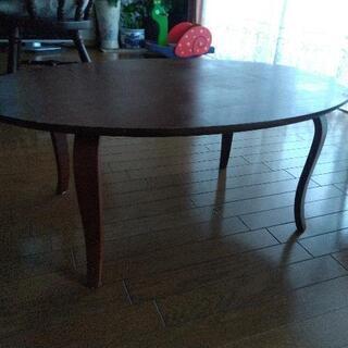 しっかりした作りのテーブル。脚かわいいです。