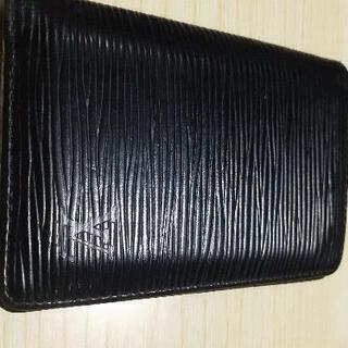 GUCCI財布、ルイヴィトンのカードケース、アルマーニのキャップ