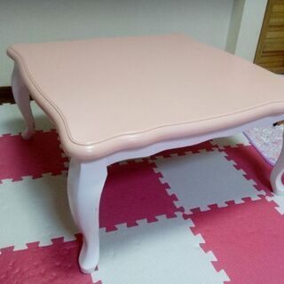 【ネット決済】ピンクの猫脚コタツテーブル　天板に小さい浮き有り