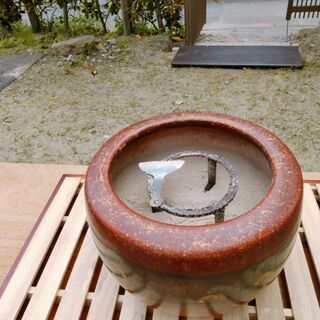 中古 火鉢  直径約480mm×高さ約330ｍｍ 五徳 ヘラ付きの出品です 中古 火鉢 直径約480mm×高さ約330mm 五徳 ヘラ付きの出品です 【公式