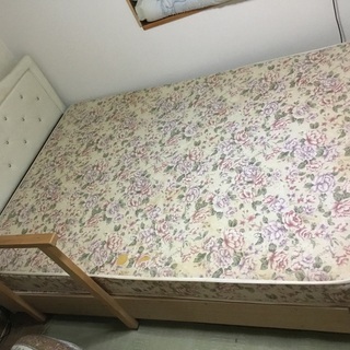 ダブルベッド譲ります。 幅140cm 長さ195cm マットまで...