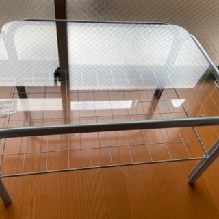 ガラス天板のローテーブル
