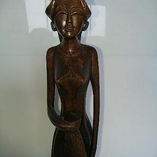 木彫り 壺を持つ婦人像   ２