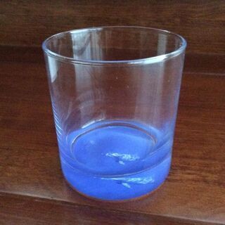 清涼な青のグラスとソーサー