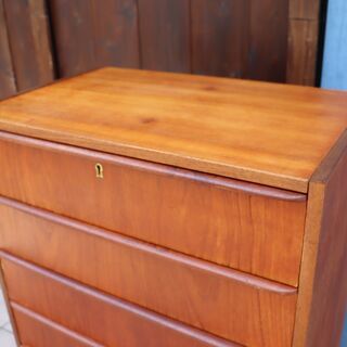 デンマークより入荷した、チーク材を使用した6段チェストです。北欧らしいシンプルなデザインが特徴的なおしゃれなヴィンテージ家具です。ハイタイプのチェストなので収納力もあります♪