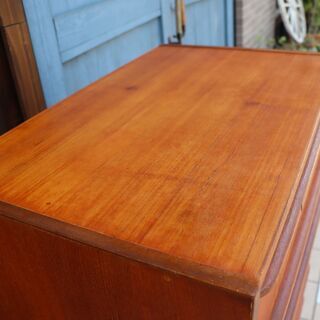 デンマークより入荷した、チーク材を使用した6段チェストです。北欧らしいシンプルなデザインが特徴的なおしゃれなヴィンテージ家具です。ハイタイプのチェストなので収納力もあります♪