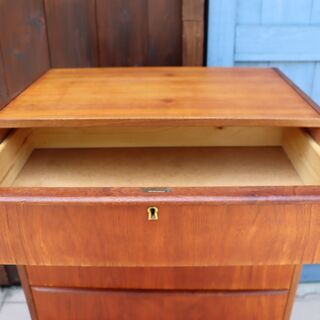 デンマークより入荷した、チーク材を使用した6段チェストです。北欧らしいシンプルなデザインが特徴的なおしゃれなヴィンテージ家具です。ハイタイプのチェストなので収納力もあります♪