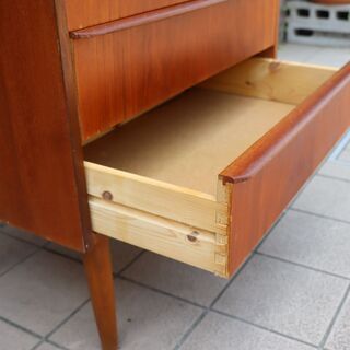 デンマークより入荷した、チーク材を使用した6段チェストです。北欧らしいシンプルなデザインが特徴的なおしゃれなヴィンテージ家具です。ハイタイプのチェストなので収納力もあります♪