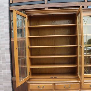 karimoku(カリモク)の最高級ブランドdomani(ドマーニ)のQUEENS LIFE(クイーンズライフ)シリーズの食器棚。クラシックでエレガントな美しいデザインのカップボードは飾り棚や本棚に!