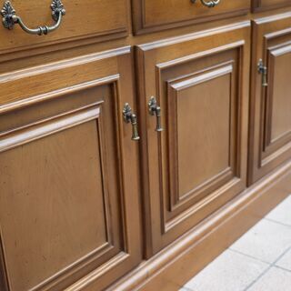 karimoku(カリモク)の最高級ブランドdomani(ドマーニ)のQUEENS LIFE(クイーンズライフ)シリーズの食器棚。クラシックでエレガントな美しいデザインのカップボードは飾り棚や本棚に!