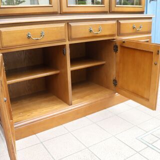 karimoku(カリモク)の最高級ブランドdomani(ドマーニ)のQUEENS LIFE(クイーンズライフ)シリーズの食器棚。クラシックでエレガントな美しいデザインのカップボードは飾り棚や本棚に!