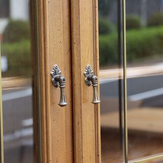 karimoku(カリモク)の最高級ブランドdomani(ドマーニ)のQUEENS LIFE(クイーンズライフ)シリーズの食器棚。クラシックでエレガントな美しいデザインのカップボードは飾り棚や本棚に!