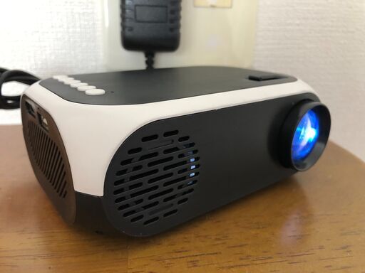 【配送・直接引渡OK】小型LEDプロジェクター　プロジェクションサイズ２４〜６０inches