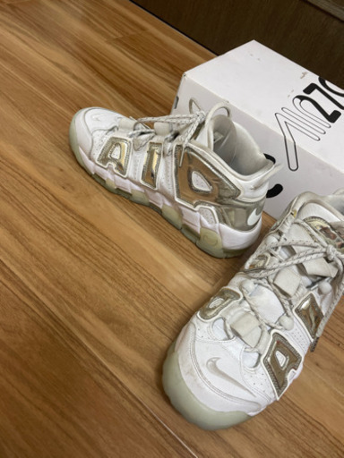 NIKE WMNS AIR MORE UPTEMPO 銀✖️白　最後の投稿です。