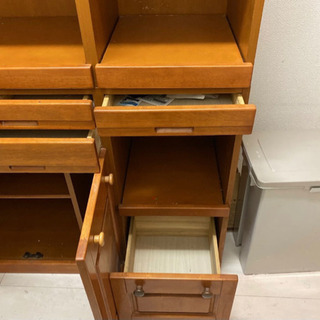 食器棚　綺麗なウッド　十分な収納力！！