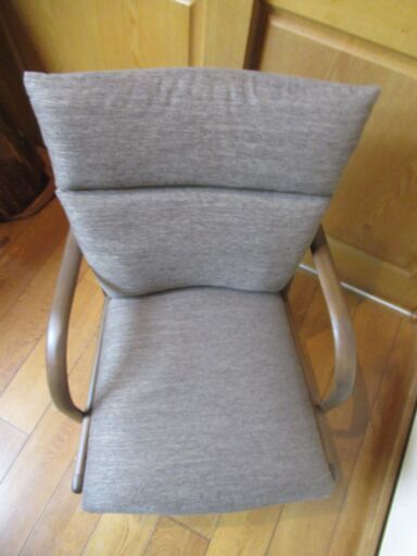 世田谷区近辺配送可能　美品 2020年製 ニトリダイニングチェア NコレクションC-27L 肘付き 茶色 ブラウン 椅子 天然木 木製フレーム