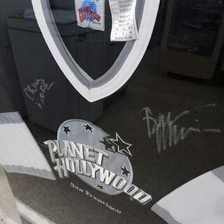 プラネット・ハリウッド ブルースウィルス/デミムーア サイン付き 額