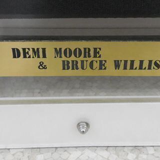 プラネット・ハリウッド ブルースウィルス/デミムーア サイン付き 額