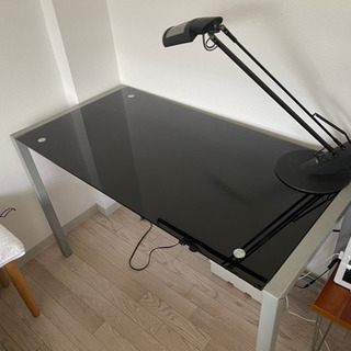 【ネット決済】机（天板スモークガラス）＋椅子＋デスク用照明