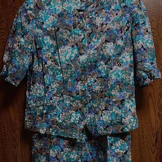 【ネット決済・配送可】13号 刺繍のような花模様地紋入り綿のスーツ