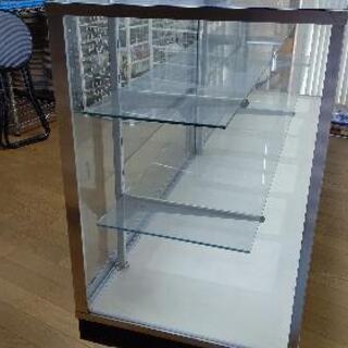 アンティークで昭和レトロ感じる ガラスショーケース