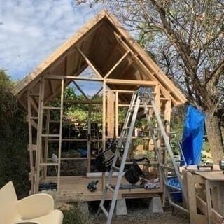 タイニーハウスは、庭先に建て木造の小さな小屋です。6畳未満だから、建築許可が不要。どこでも自由に建てることができます。の画像