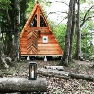 タイニーハウスは、庭先に建て木造の小さな小屋です。6畳未満だから、建築許可が不要。どこでも自由に建てることができます。 − 滋賀県