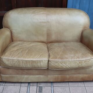 イギリスのインテリアブランドHALO（ハロ）の牛本革使用のFLEAMARKET（フリーマーケット）二人掛けソファ。ヴィンテージテイストのレザーソファは優しい色合いでどんなインテリアにも良く馴染みます♪