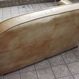 イギリスのインテリアブランドHALO（ハロ）の牛本革使用のFLEAMARKET（フリーマーケット）二人掛けソファ。ヴィンテージテイストのレザーソファは優しい色合いでどんなインテリアにも良く馴染みます♪