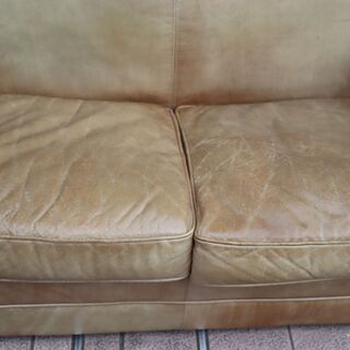 イギリスのインテリアブランドHALO（ハロ）の牛本革使用のFLEAMARKET（フリーマーケット）二人掛けソファ。ヴィンテージテイストのレザーソファは優しい色合いでどんなインテリアにも良く馴染みます♪