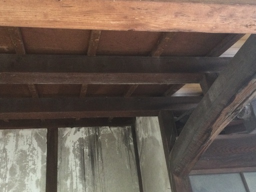 旧家の柱、梁