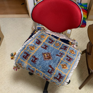 椅子と、ペルシャ手織の椅子カバー