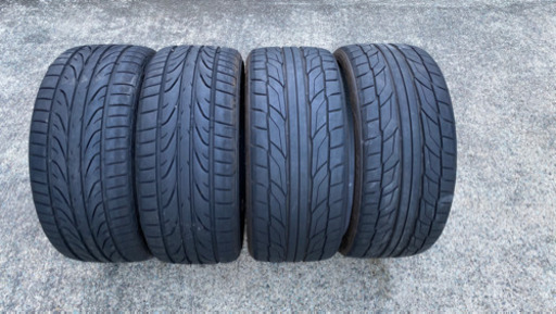 タイヤ　235/30R20